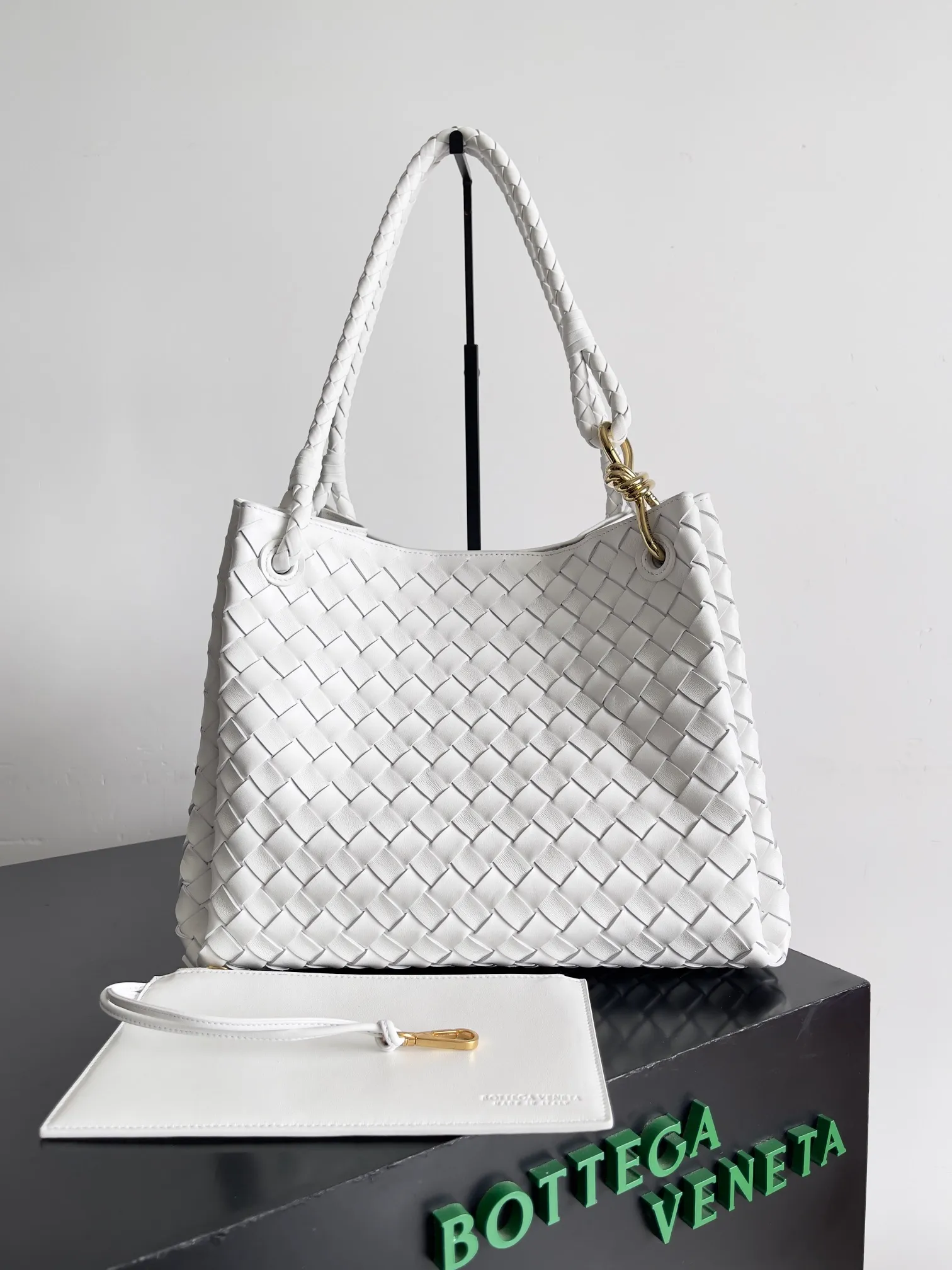 Batch 2660 24 early autumn new model Andiamo Parachute is made of a whole piece of woven leather. It is processed by folding stitching at the four corners. # Craftsmanship and creativity. The large size is atmospheric and practical. One of the must-selects for BV. It has a large space, can hold a computer, the shoulder strap is thick, and the upper shoulder is very comfortable. The large parachute can be carried on the body and can be carried on the body. The upper body is versatile and cute☺️ Style number: 796571 Size: 30*26*20cm